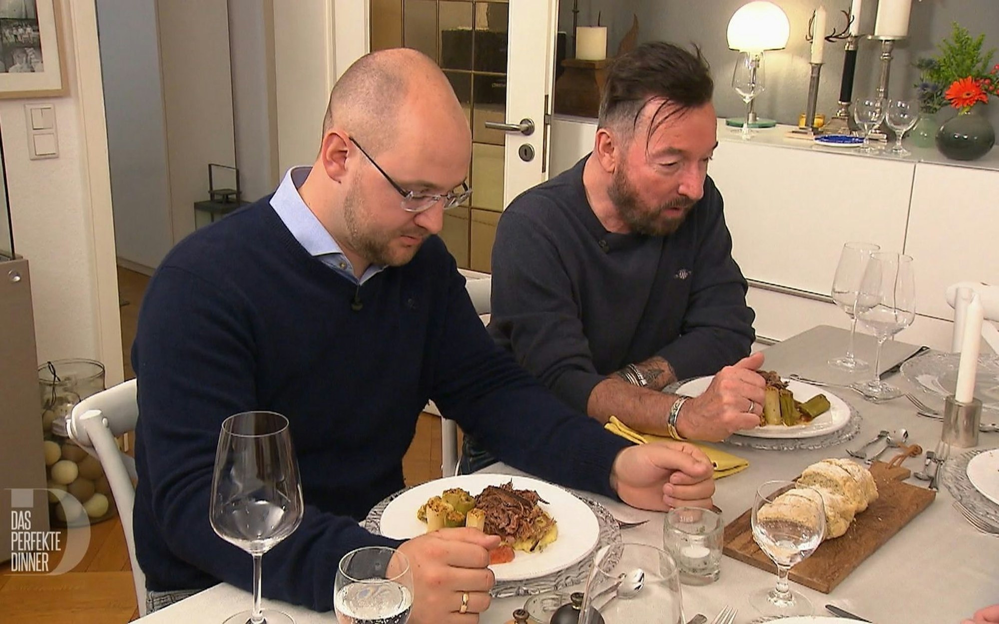 Zwei Männer, zwei Hauptspeisen: Steffen (l.) und Thomas haben Axels Böfflamott mit Kartoffelpüree und Porree-Röllchen im Visier. (Bild: RTL)
