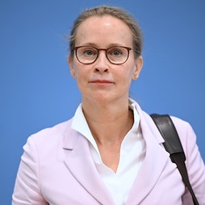 ARCHIV - 15.04.2024, Berlin: Frauke Brosius-Gersdorf, Juristin, stellt den Abschlussbericht der Kommission zur reproduktiven Selbstbestimmung und Fortpflanzungsmedizin vor. (zu dpa: «Plagiatssucher beharrt auf Vorwürfen gegen Brosius-Gersdorf») Foto: Britta Pedersen/dpa +++ dpa-Bildfunk +++