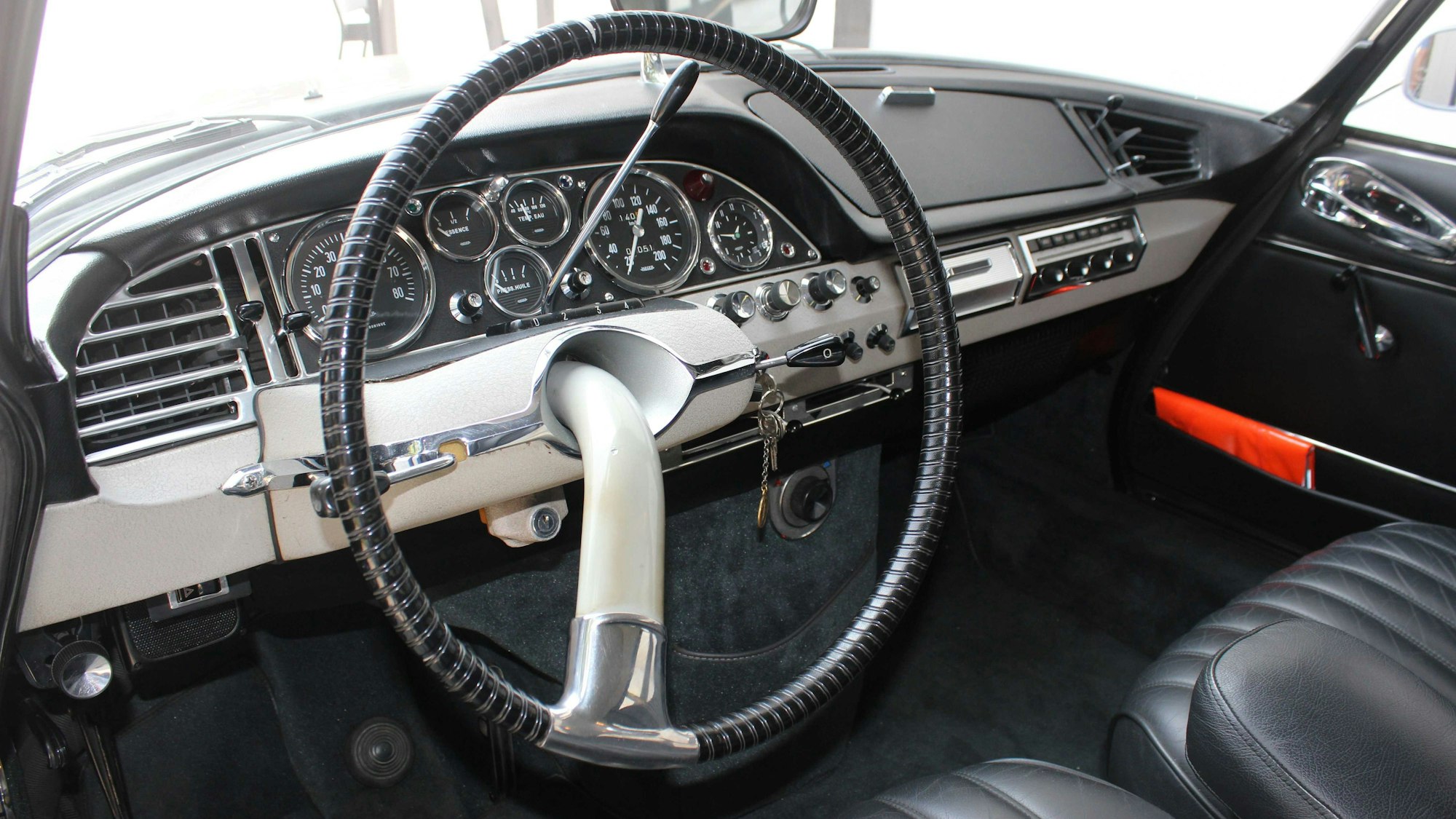 Im Armaturenbrett des DS von Frank Jesse tut ein sogenanntes Jager-Tableau mit viel Chrom seinen Dienst.