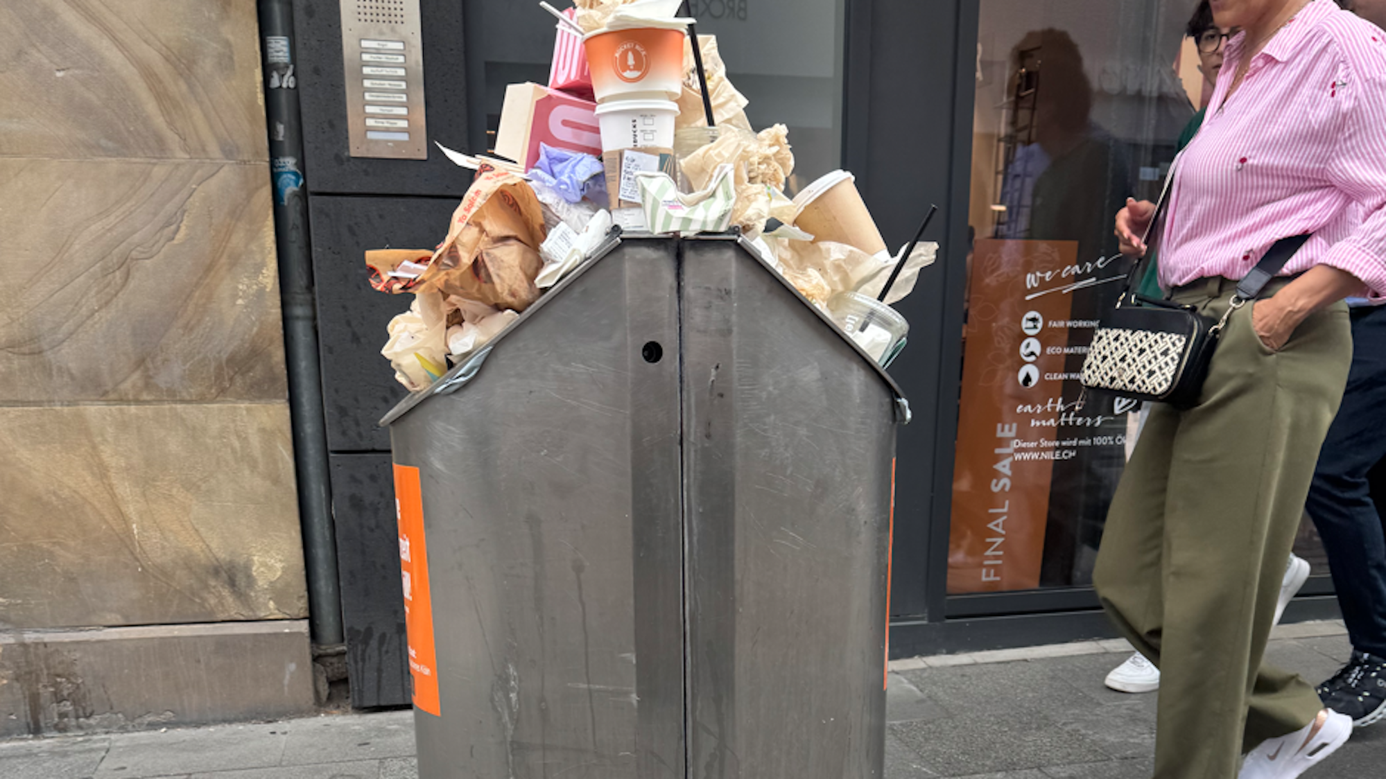 Ein übervoller Mülleimer auf der Kölner Ehrenstraße.
