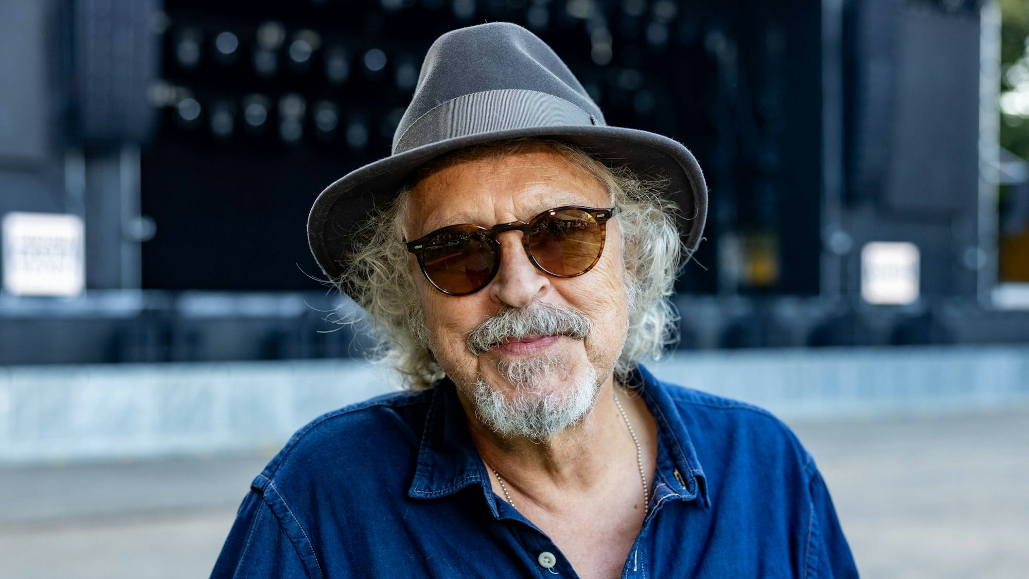 Wolfgang Niedecken steht vor der leeren KunstRasen-Bühne.