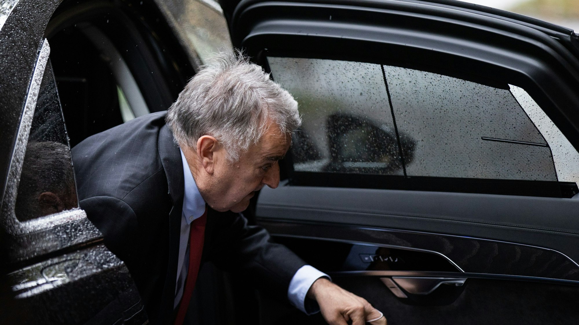 Herbert Reul (CDU), Innenminister von Nordrhein-Westfalen, steigt vor einer Kabinettssitzung aus seinem Auto aus. Auch Reul wird in einem besonders geschützten Dienstwagen chauffiert.