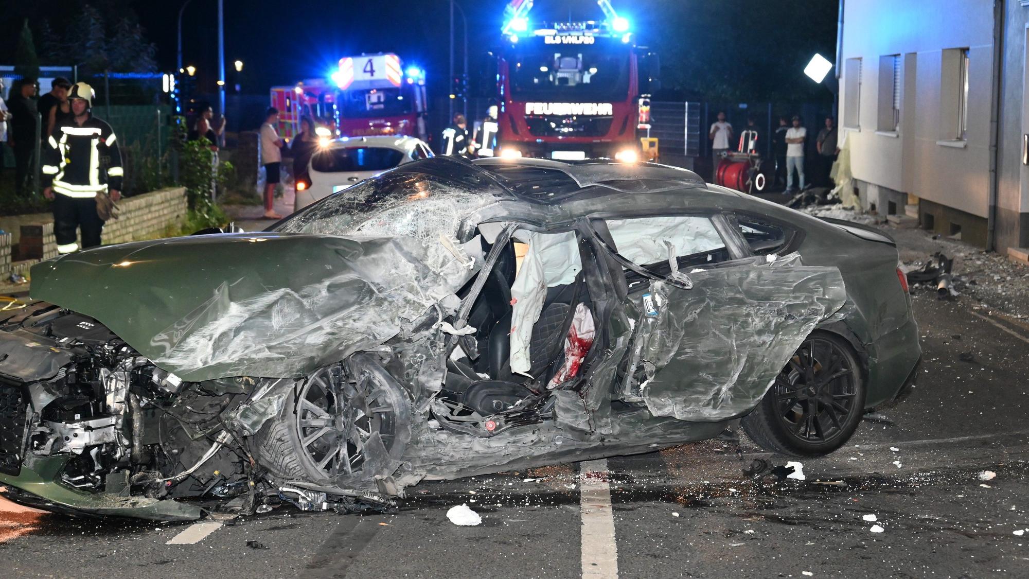 Auf dem Foto ist ein schwer beschädigtes Auto zu sehen.