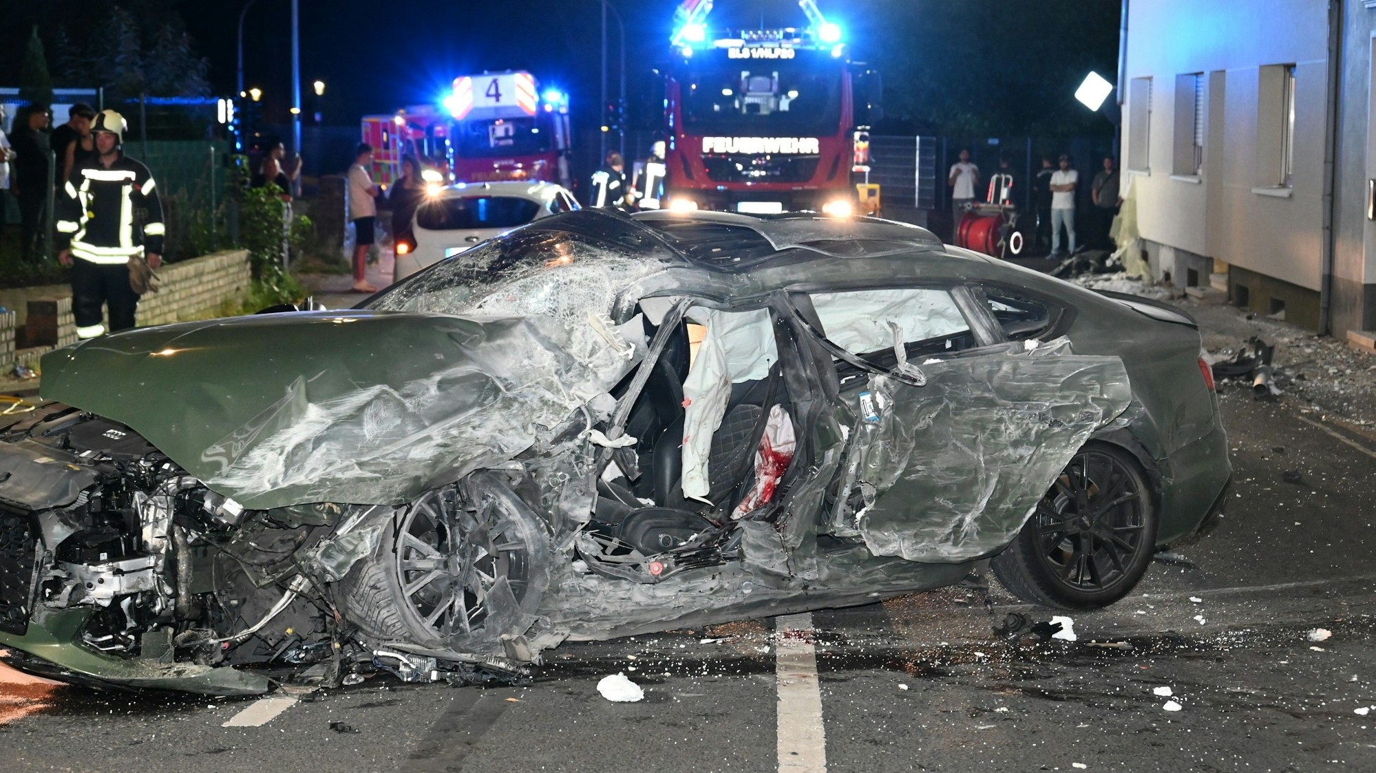 Auf dem Foto ist ein schwer beschädigtes Auto zu sehen.