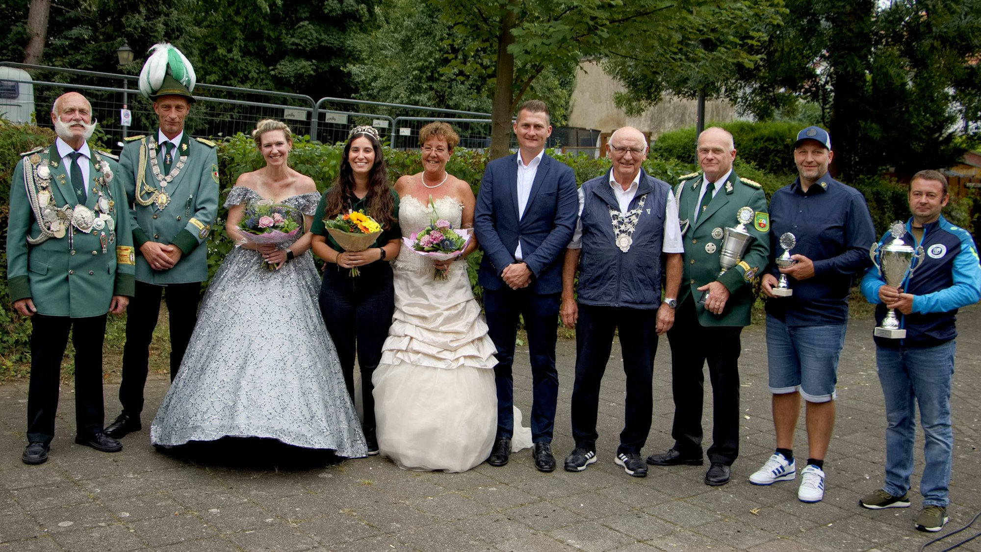 Zum Abschluss des Schützenfestes 2025 stellten sich neue und alte Sieger und Würdenträger zu einem gemeinsamen Bild auf.