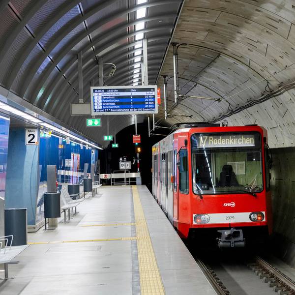 KVB-Linie 17 in der U-Bahn-Haltestelle Kartäuserhof