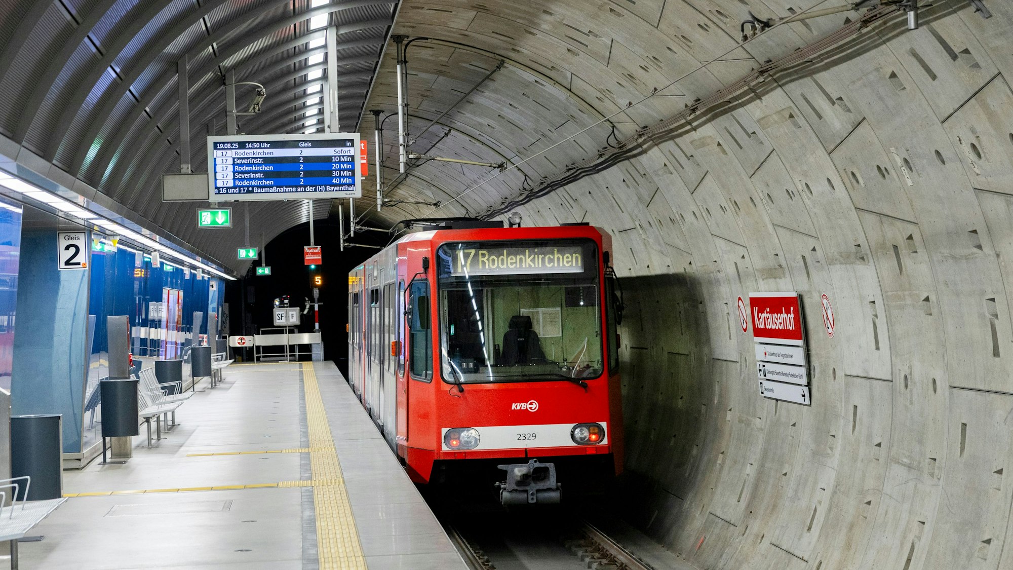 KVB-Linie 17 in der U-Bahn-Haltestelle Kartäuserhof