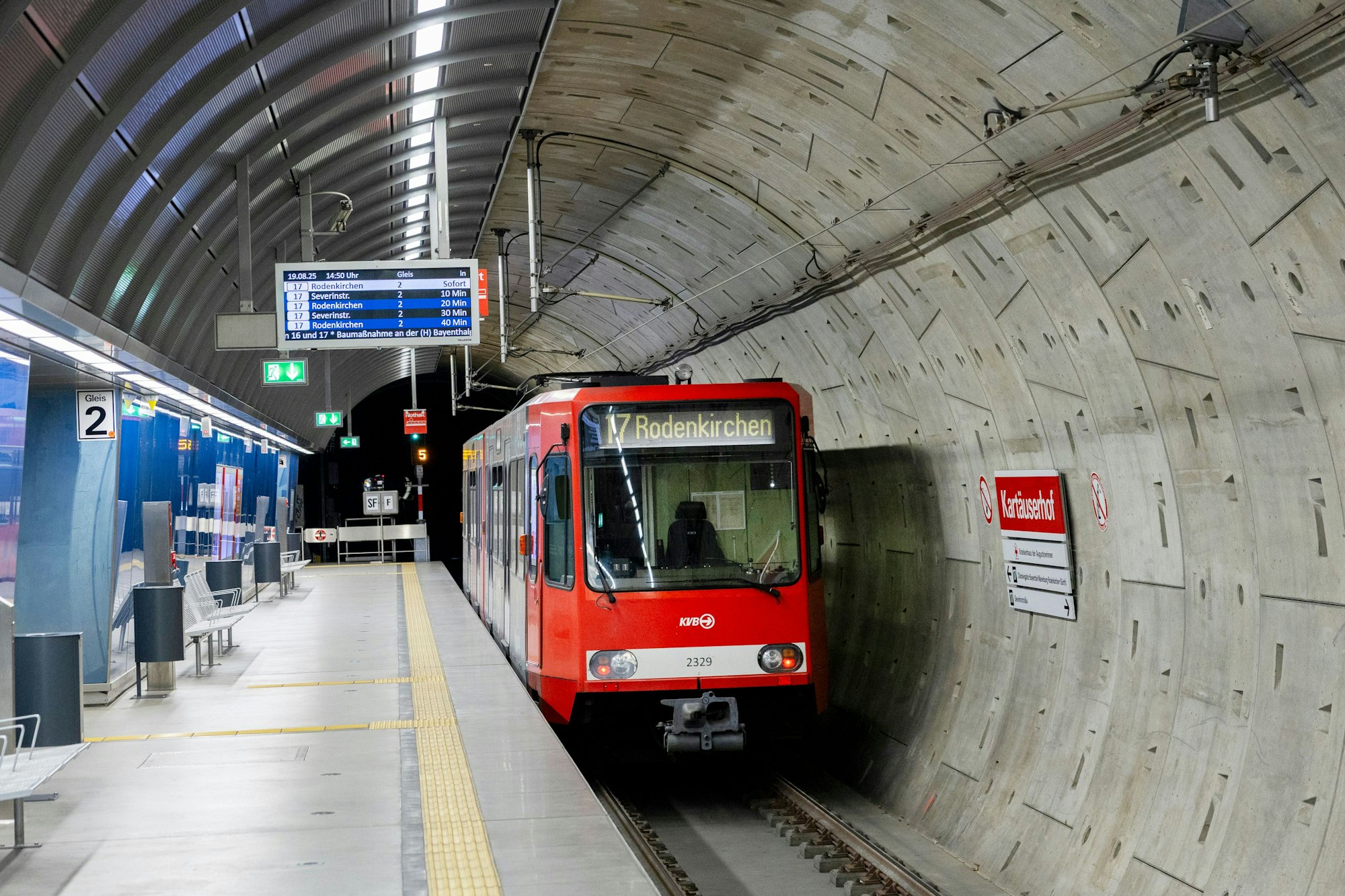 19.08.2025, Köln: Die U-Bahn-Haltestelle Kartäuserhof der Kölner Verkehrsbetriebe.
Foto: Michael Bause