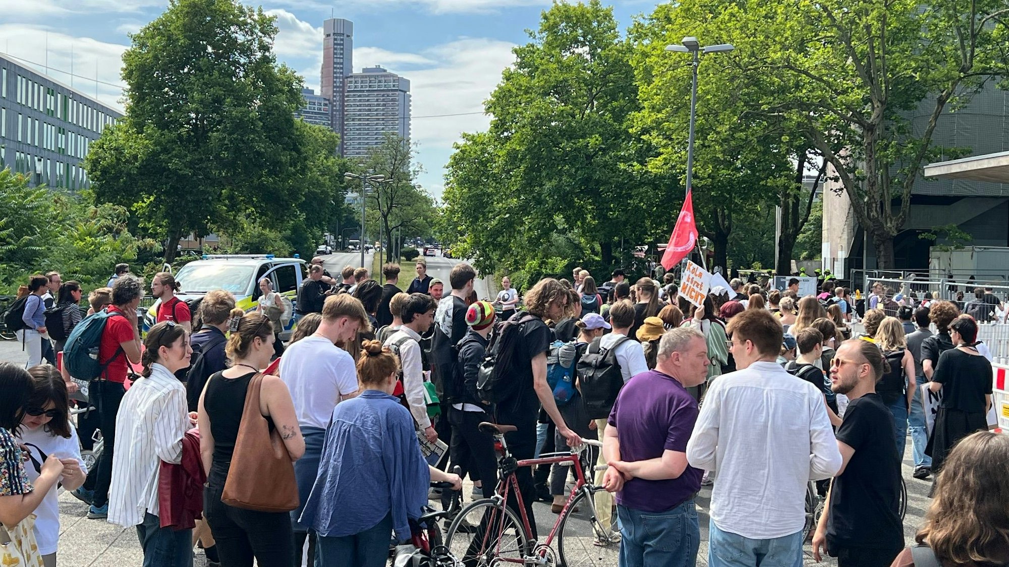 Menschenmenge am Albertus-Magnus-Platz