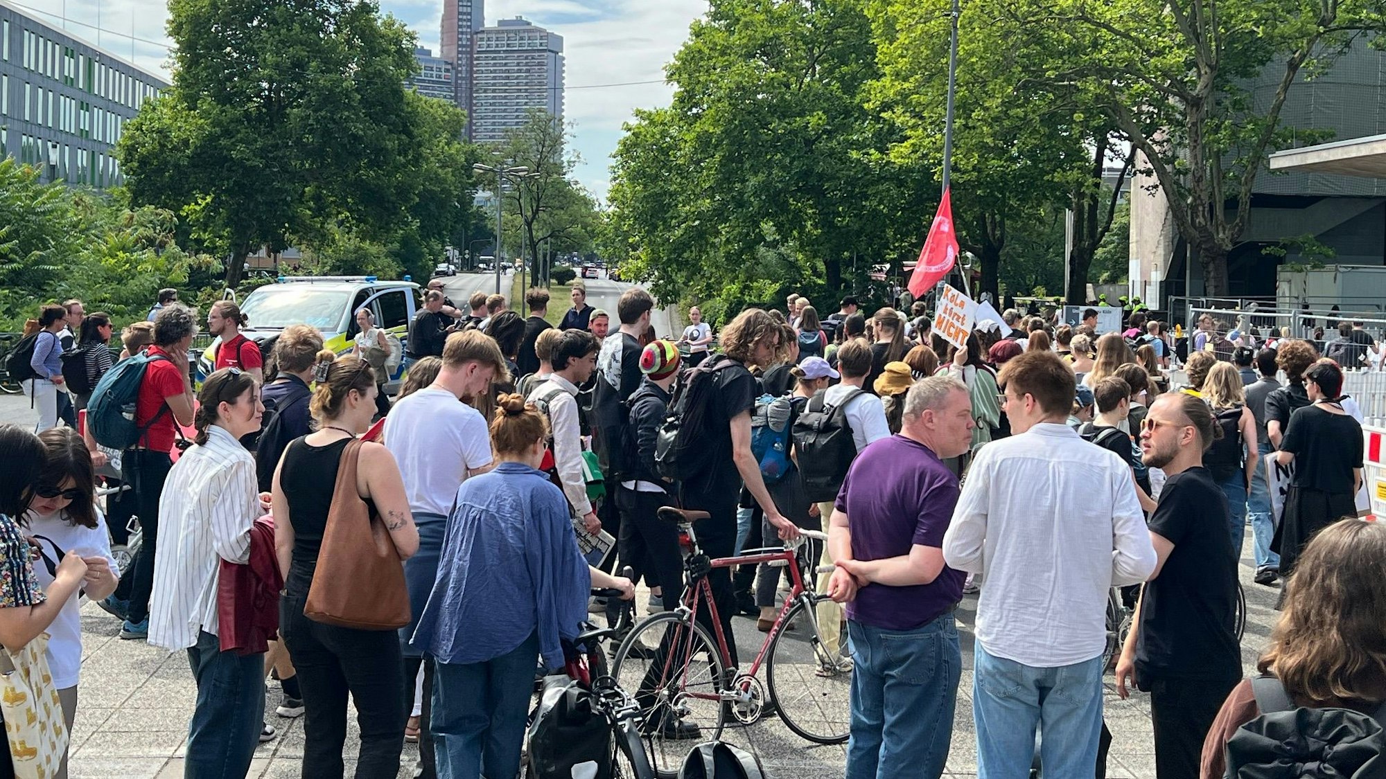 Menschenmenge am Albertus-Magnus-Platz