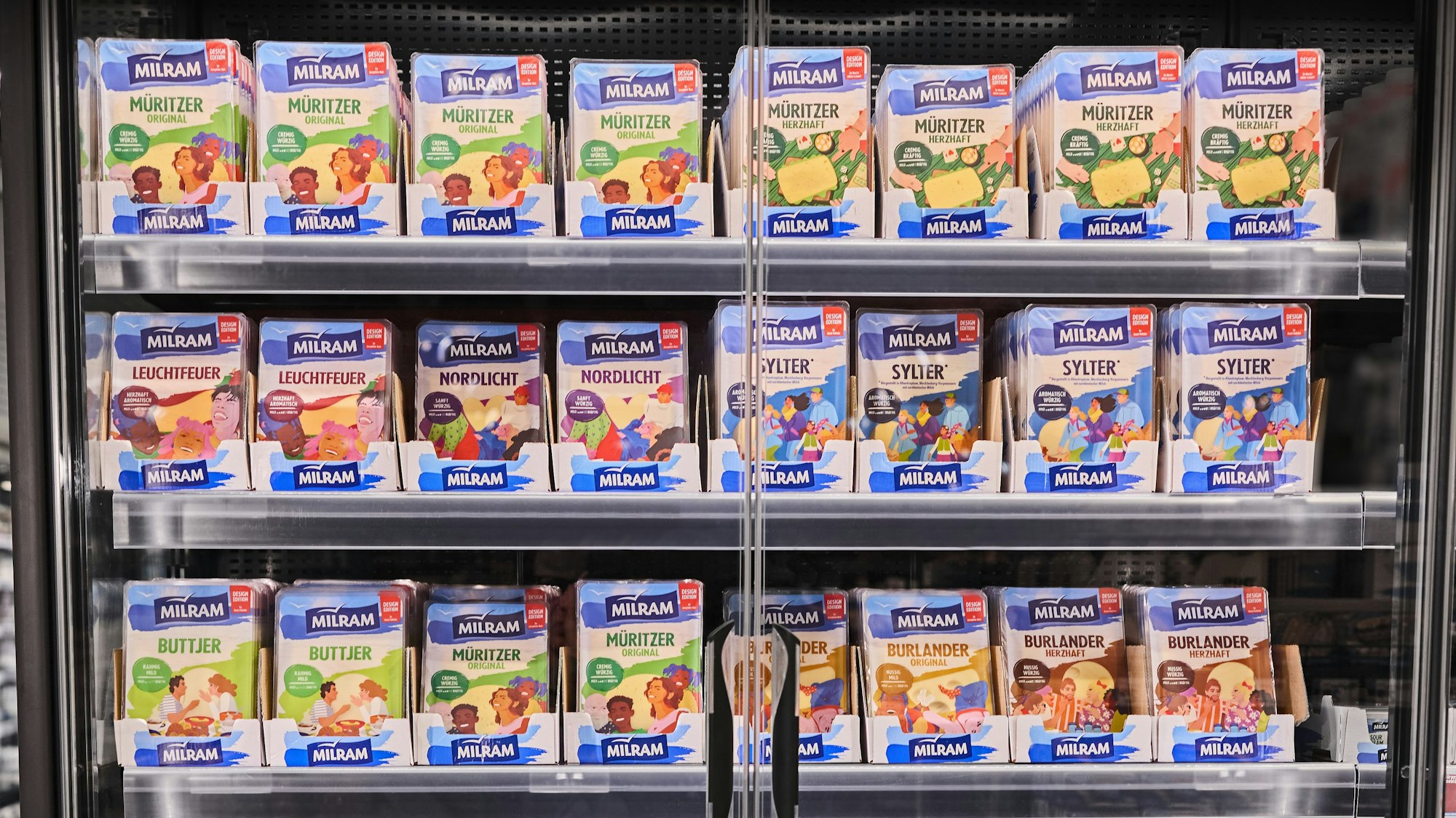 Ein Regal mit den Käseverpackungen.