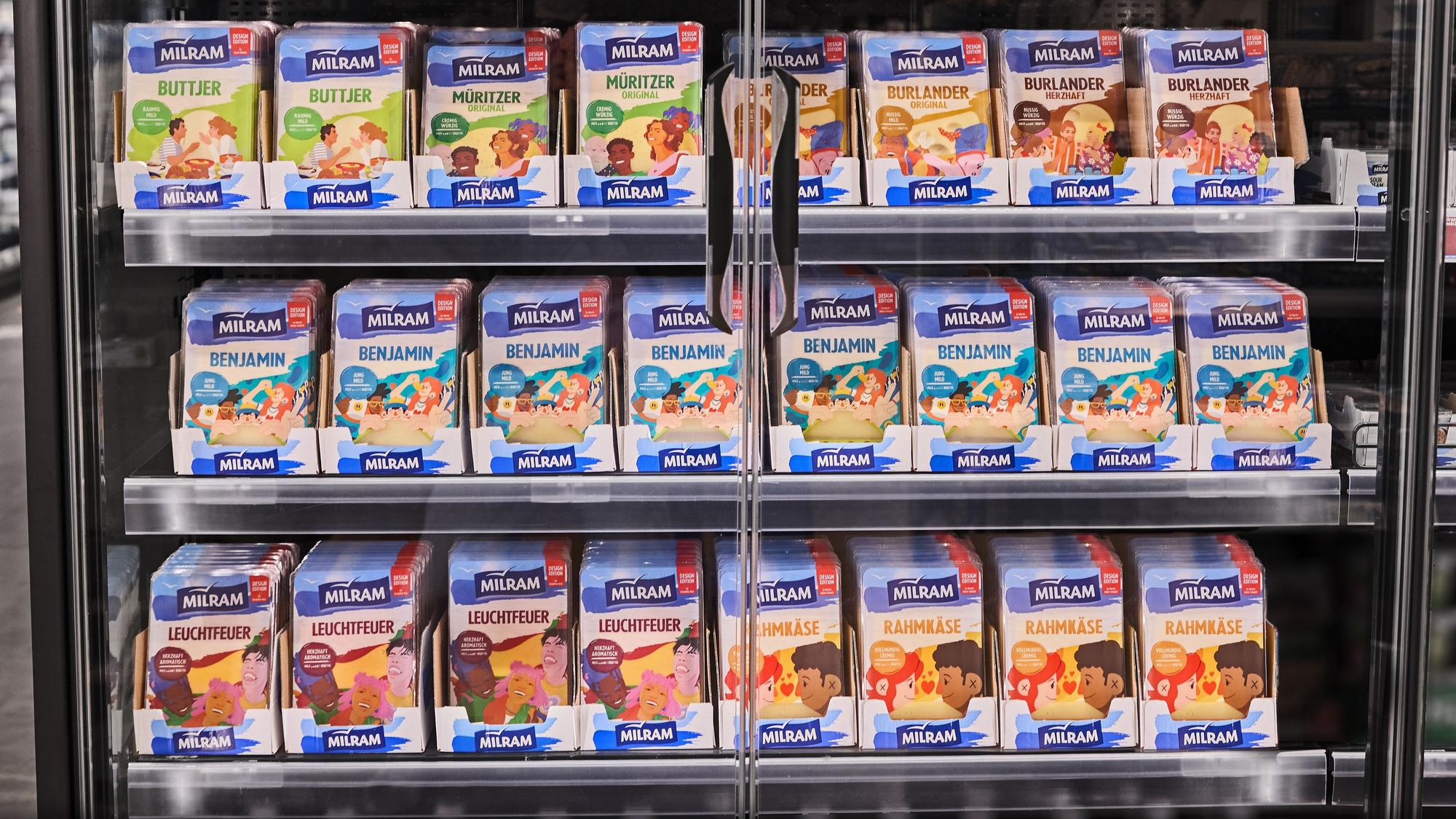 Käseverpackungen von Milram liegen im Regal