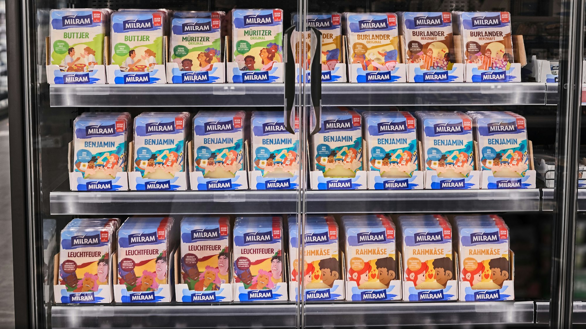 Käseverpackungen von Milram liegen im Regal