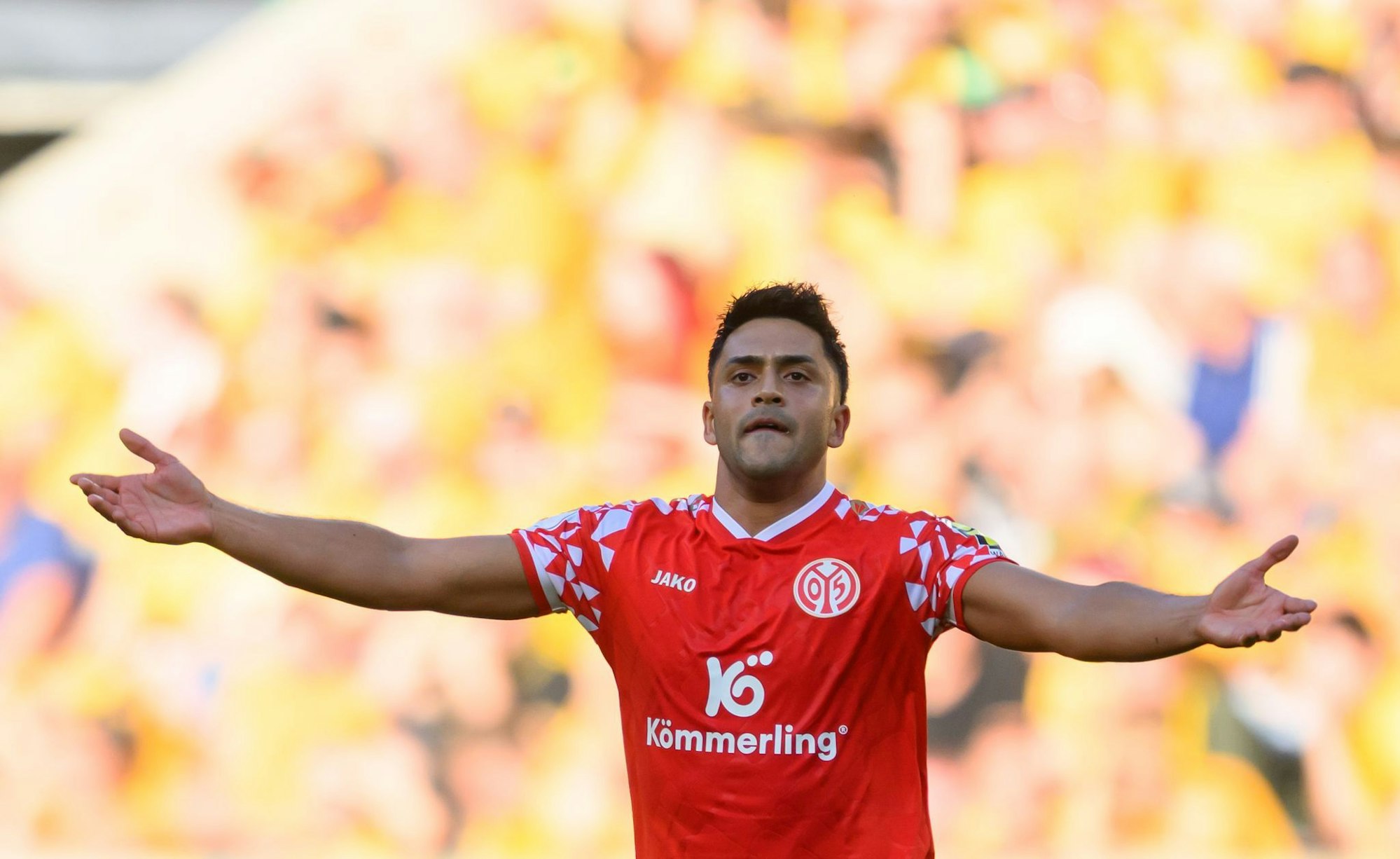 Nadiem Amiri (1. FSV Mainz 05) jubelt nach seinem Tor zum 0:1. Anschließend wurde er übel beleidigt.