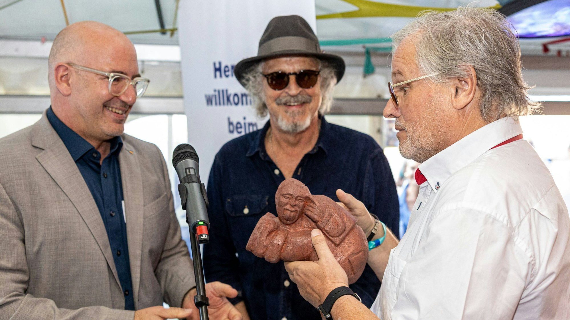 Ernst-Ludwig Hartz (r.) mit Andreas Archut und Wolfgang Niedecken auf dem KunstRasen.