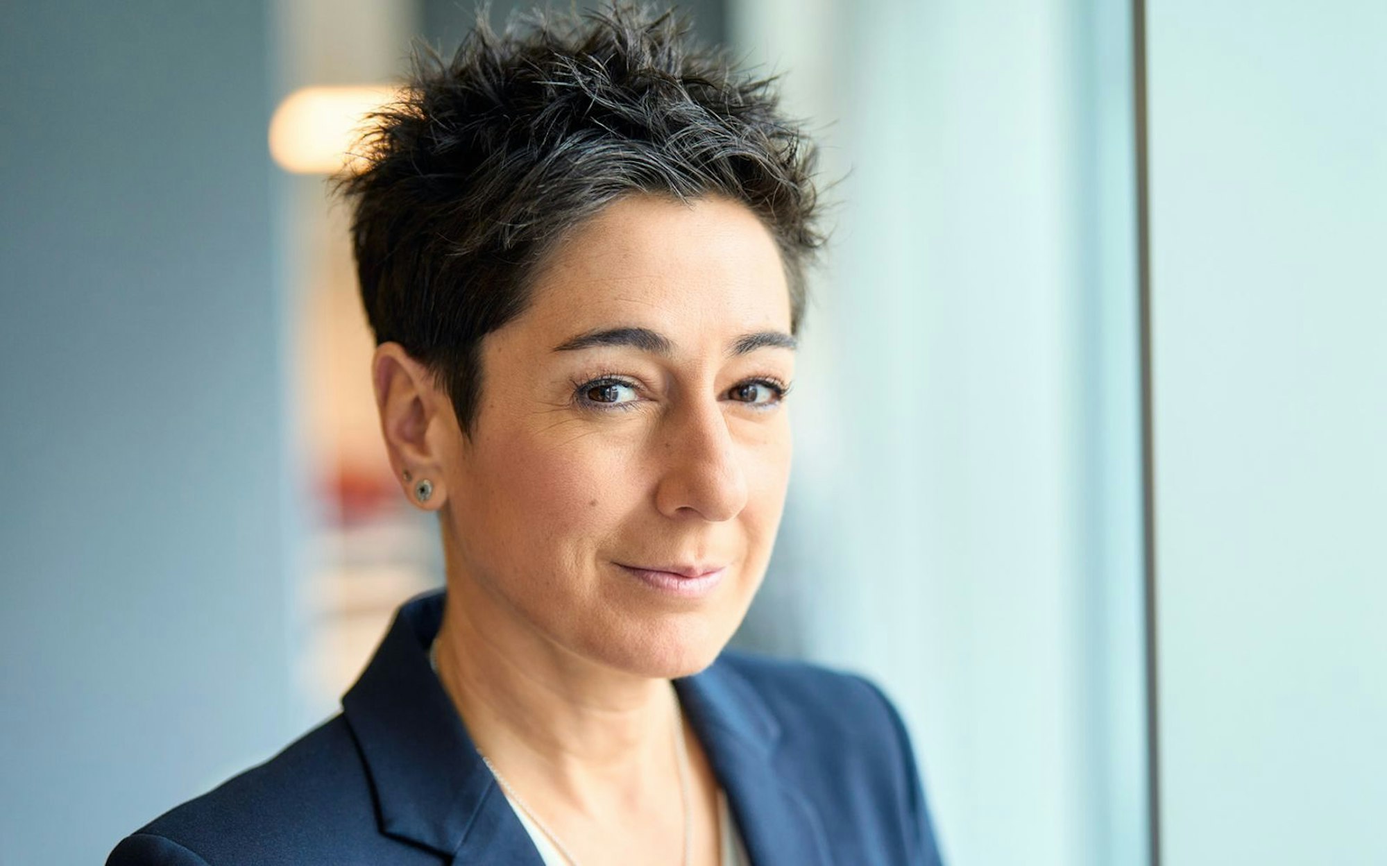 Dunja Hayali beschäftigt sich in ihrer Reportage „Am Puls mit Dunja Hayali - Die Innere (Un-)Sicherheit“ mit der Frage, warum sich viele Deutsche unwohl im eigenen Land fühlen - weil sie glauben, sich darin nicht mehr sorgen- und angstfrei bewegen zu können. (Bild: ZDF und Klaus Weddig)