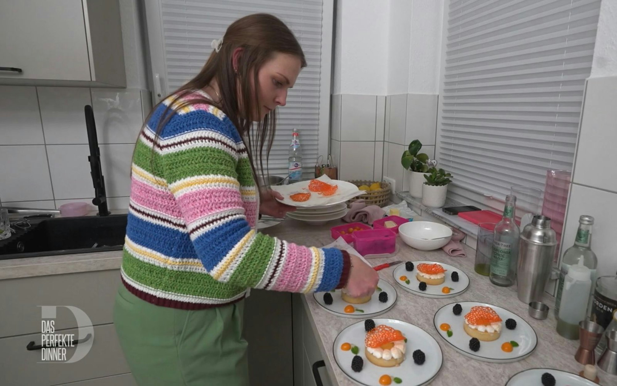 Liebevoll verziert Caro (27) ihr Dessert. (Bild: RTL)