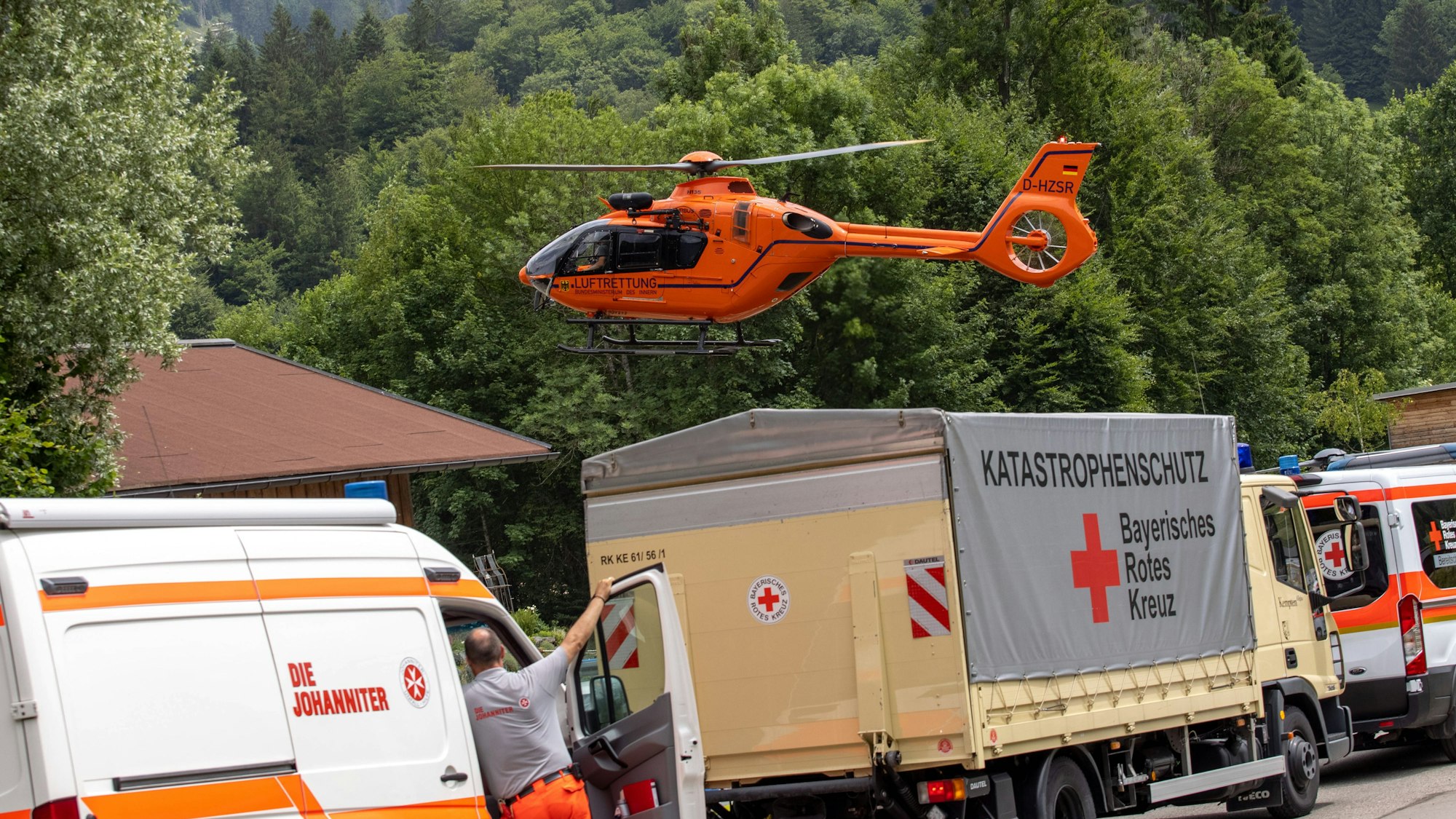 Einsatzkräfte des Rettungsdienstes und zwei Hubschrauber im Einsatz.