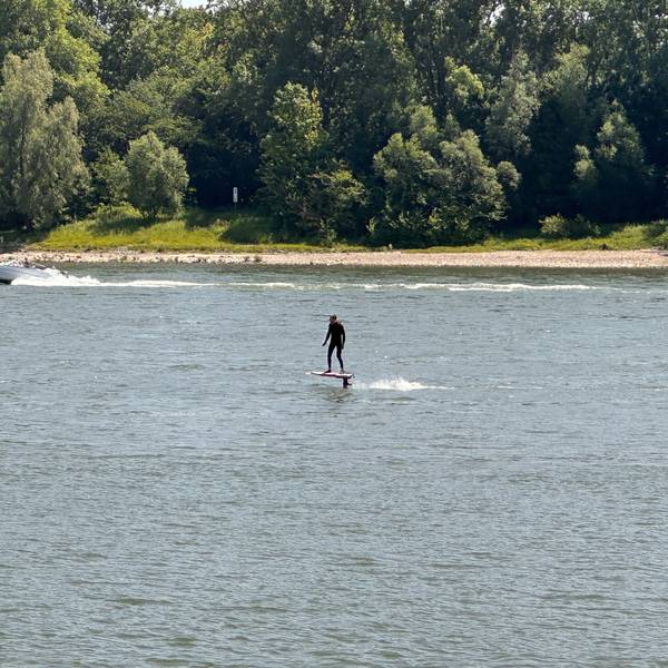 Mit dem E-Foil Surfboard auf dem Rhein