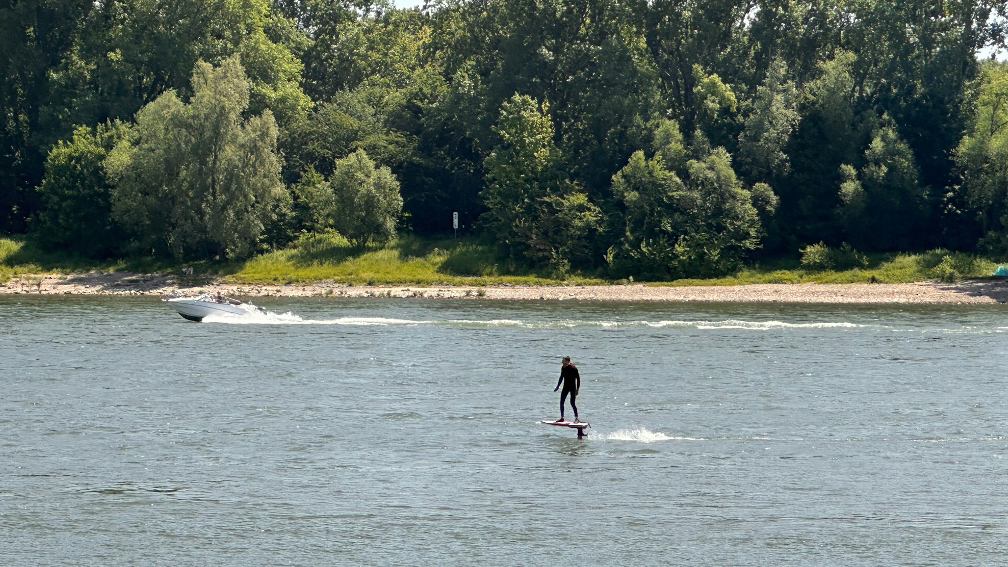 Mit dem E-Foil Surfboard auf dem Rhein