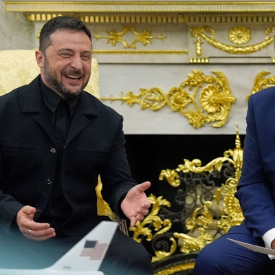 US-Präsident Donald Trump (r.) beim Treffen mit Wolodymyr Selenskyj, Präsident der Ukraine, im Oval Office im Weißen Haus. Der Ukrainer sorgte dort mit einem Scherz für Gelächter. (Archivbild)