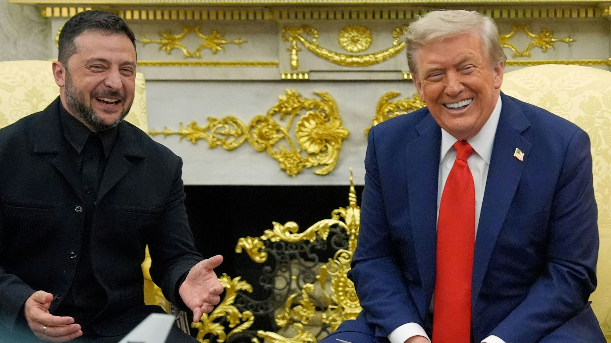 US-Präsident Donald Trump (r.) beim Treffen mit Wolodymyr Selenskyj, Präsident der Ukraine, im Oval Office im Weißen Haus. Der Ukrainer sorgte dort mit einem Scherz für Gelächter. (Archivbild)
