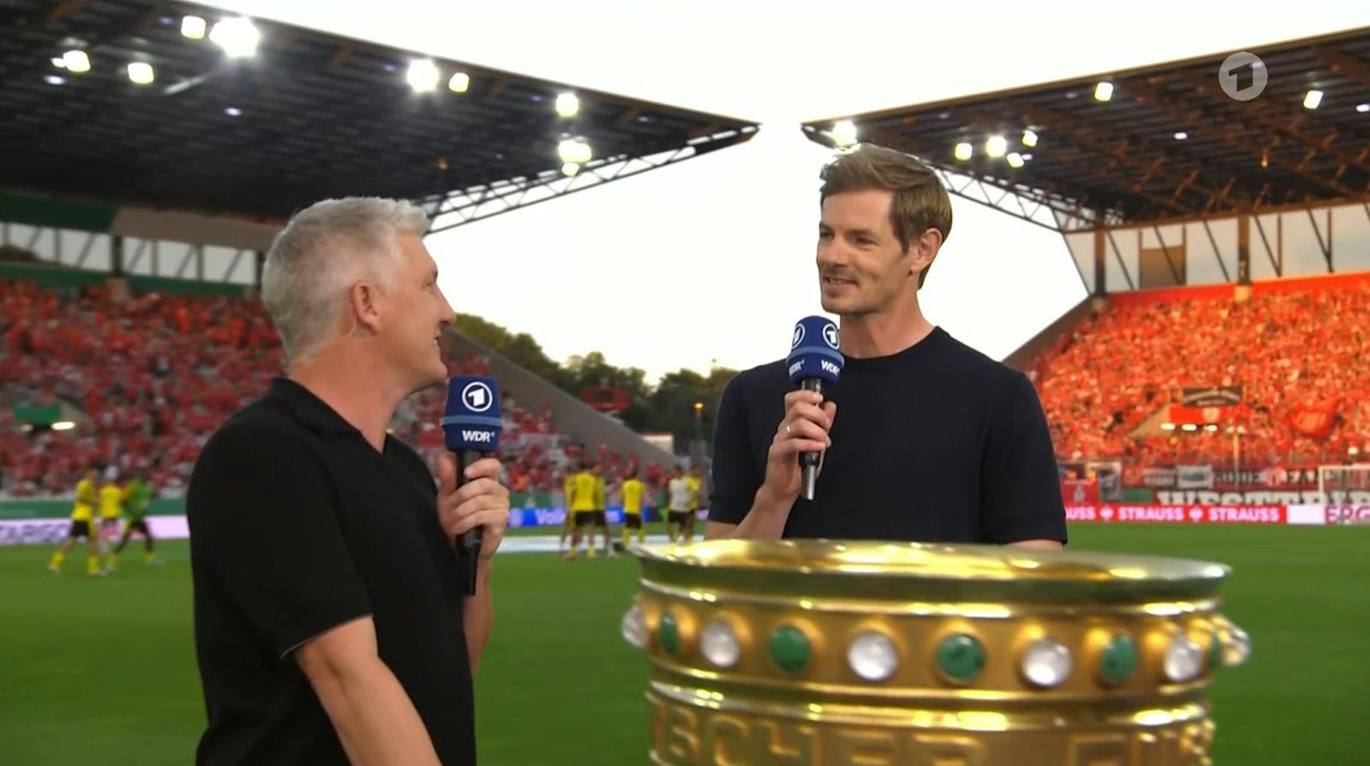Der Neue an Bastian Schweinsteigers (links) Seite: Alex Schlüter. (Bild: ARD)