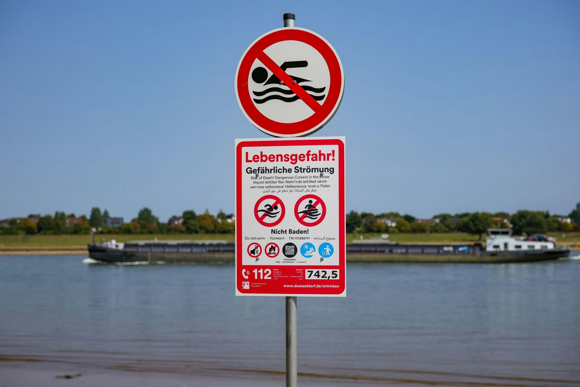Düsseldorf, Neuss und Meerbusch haben ein striktes Badeverbot im Rhein erlassen. (Archivfoto)