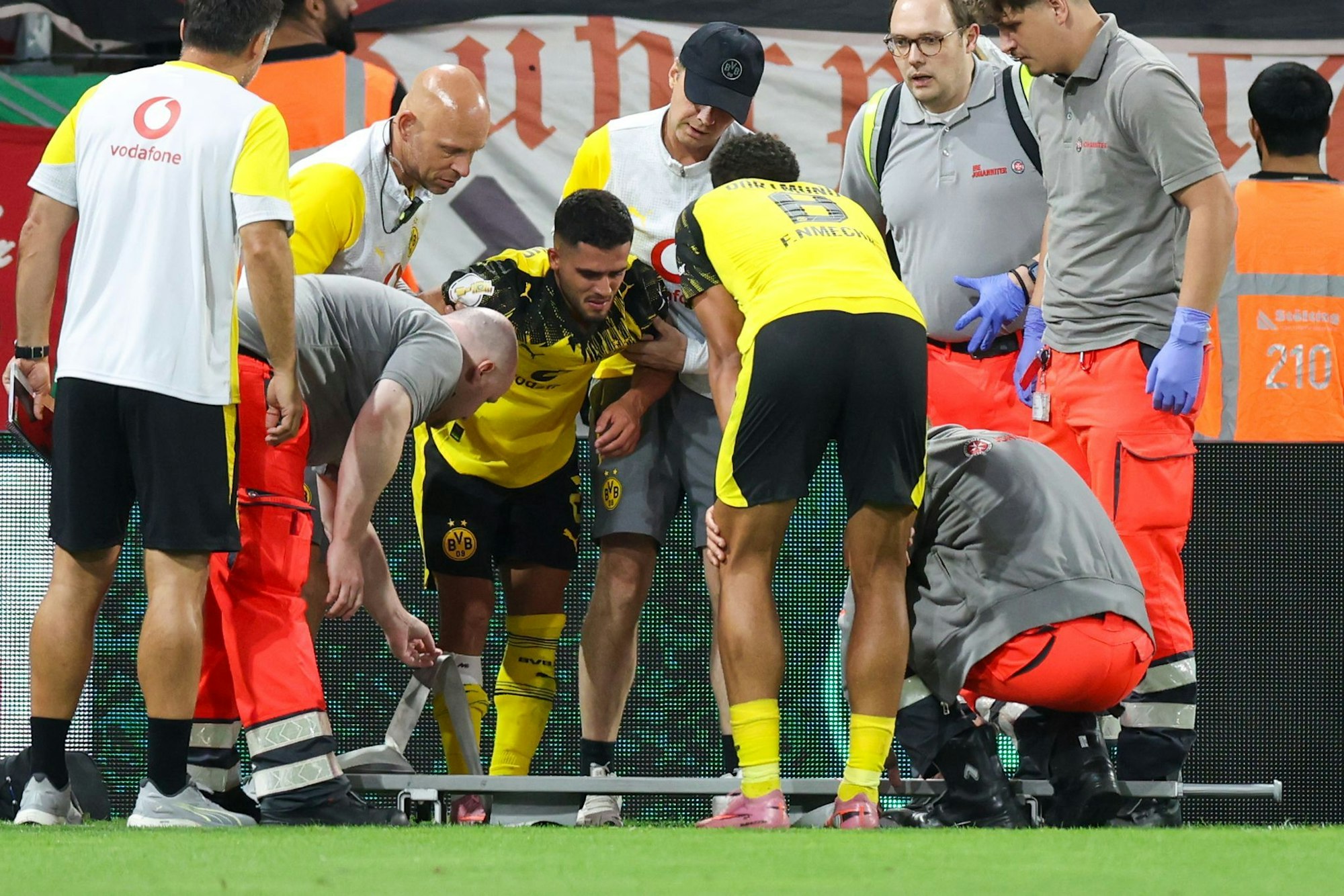 Heftig erwischt: Couto nach dem Foul von Owusu.