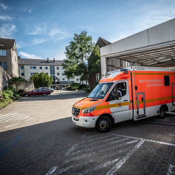 Rettungsdienst: Ein Rettungswagen (RTW) fährt aus der Notfall-Ambulanz-Garage des Opladener Remigius-Krankenhauses aus.