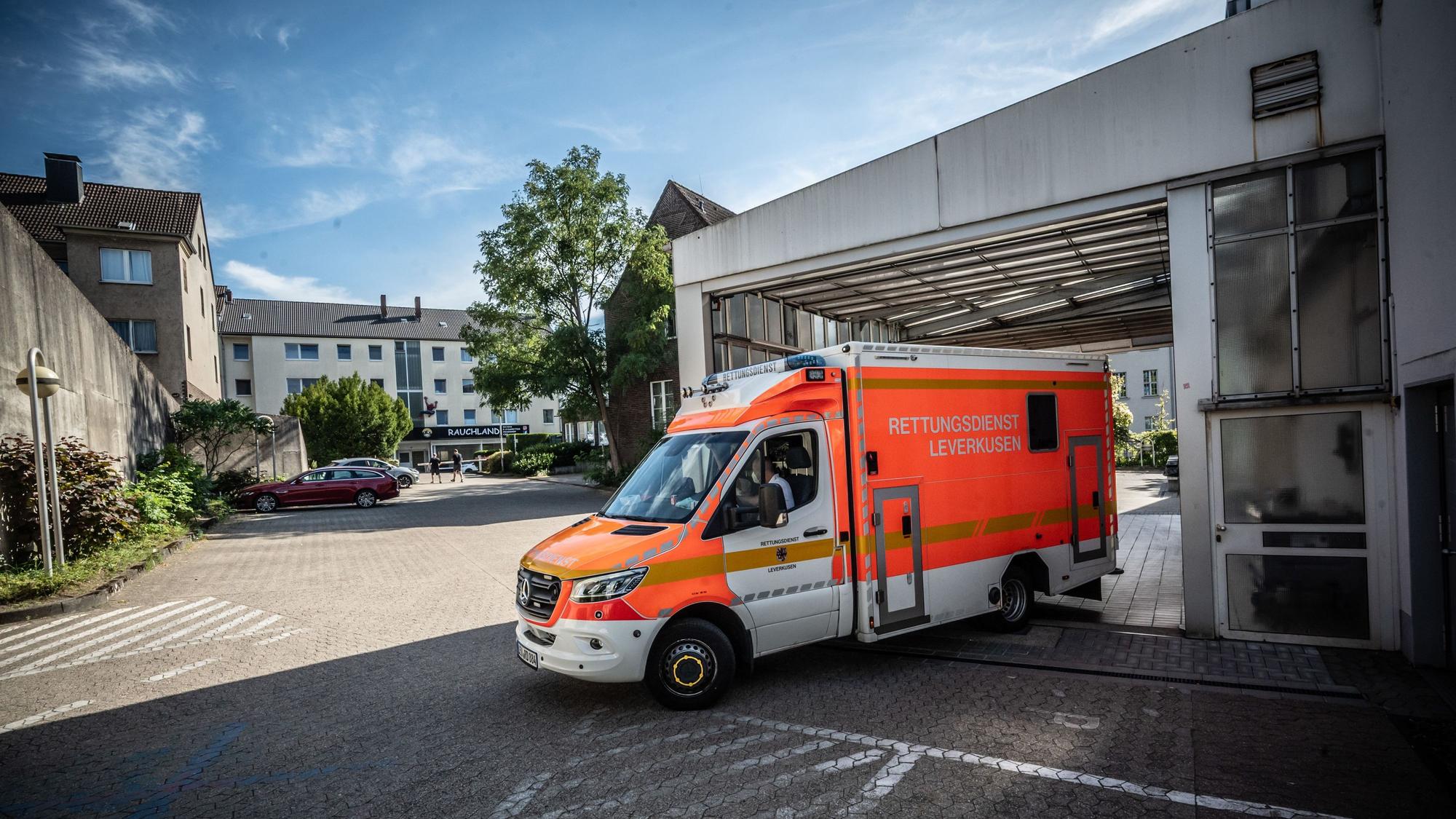 Rettungsdienst: Ein Rettungswagen (RTW) fährt aus der Notfall-Ambulanz-Garage des Opladener Remigius-Krankenhauses aus.