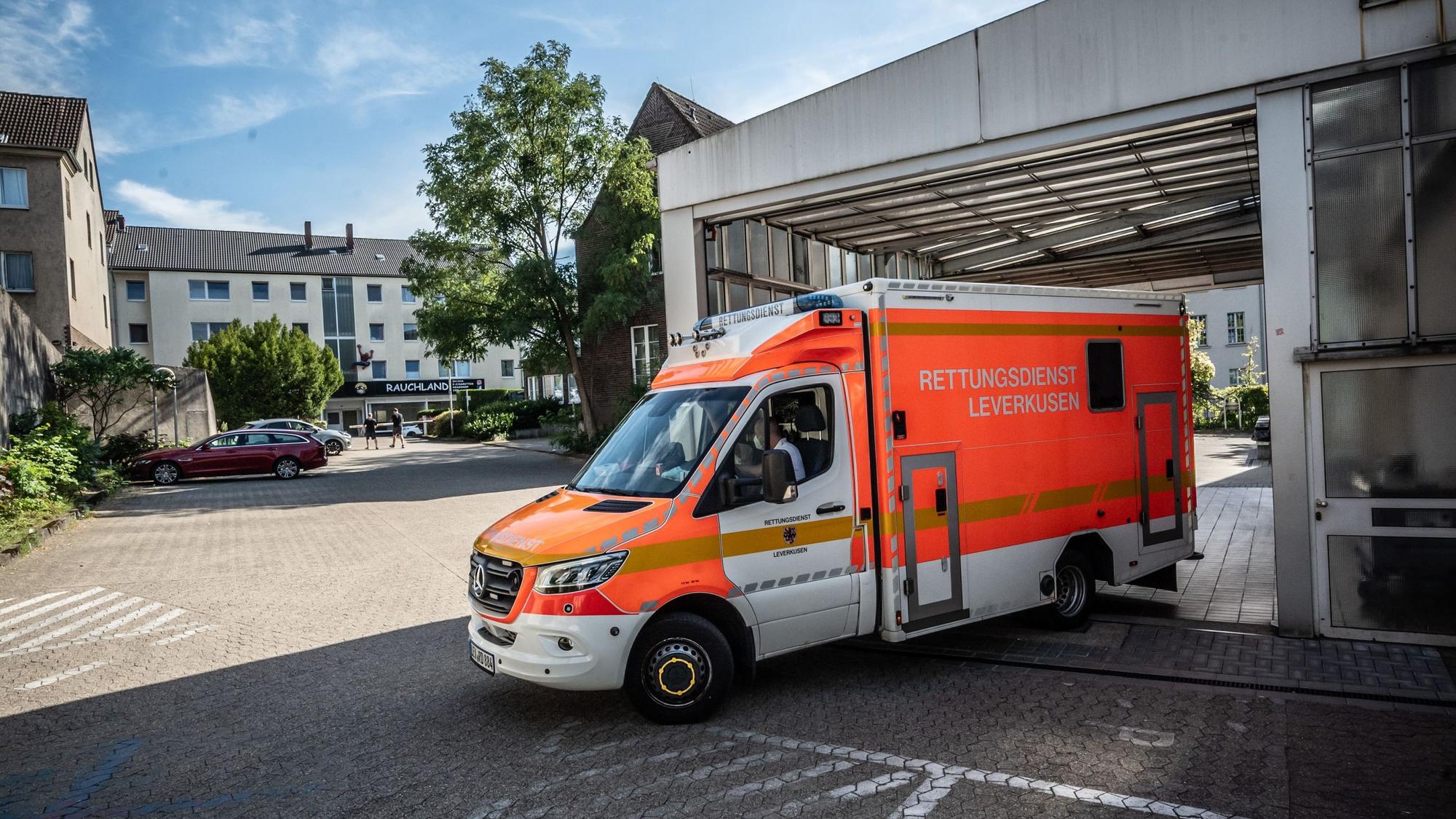 Rettungsdienst: Ein Rettungswagen (RTW) fährt aus der Notfall-Ambulanz-Garage des Opladener Remigius-Krankenhaus aus.