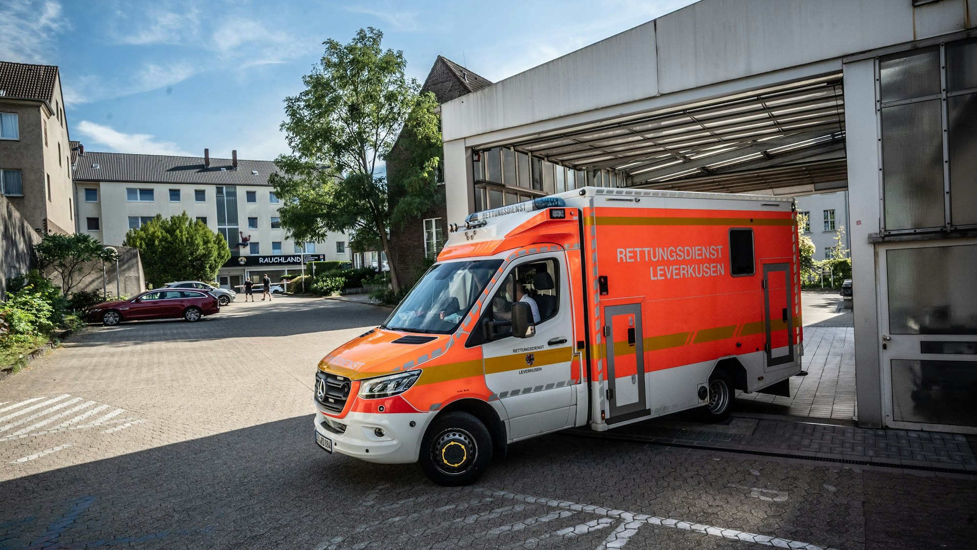 Rettungsdienst: Ein Rettungswagen (RTW) fährt aus der Notfall-Ambulanz-Garage des Opladener Remigius-Krankenhaus aus. . Bild: Ralf Krieger