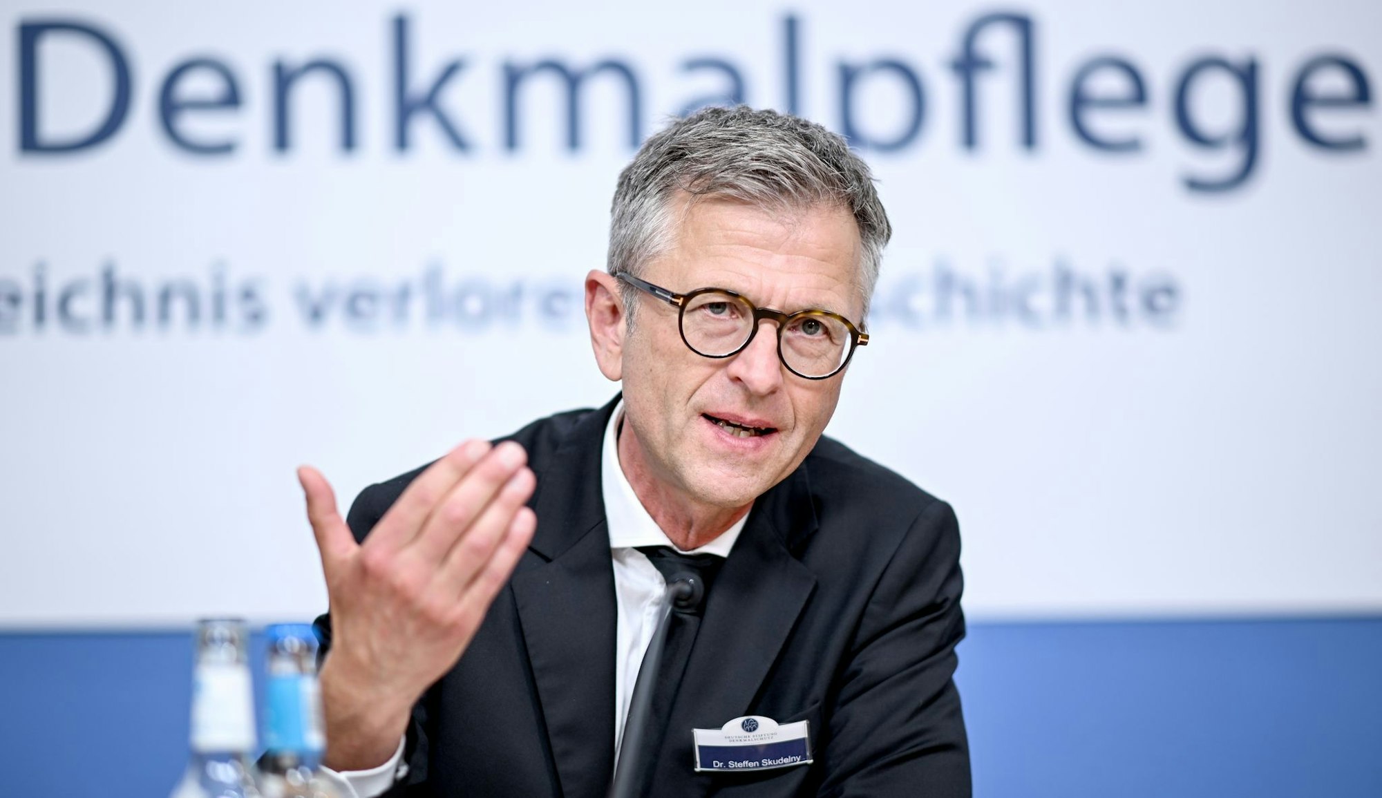 Steffen Skudelny von der Deutschen Stiftung Denkmalschutz stellt das erste «Schwarzbuch» vor.