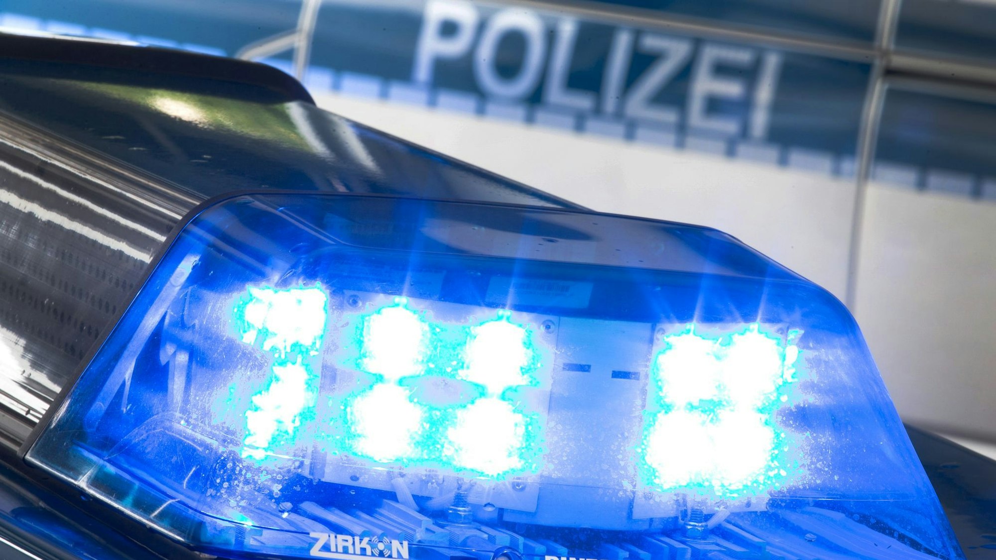 Eine Mordkommission ermittelt gegen einen Fahrer wegen versuchter Tötung.(Archivbild)