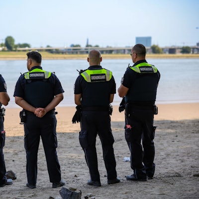 In Düsseldorf gilt ein Badeverbot für den Rhein bereits und wird von Mitarbeitern des Ordnungsamtes überwacht.