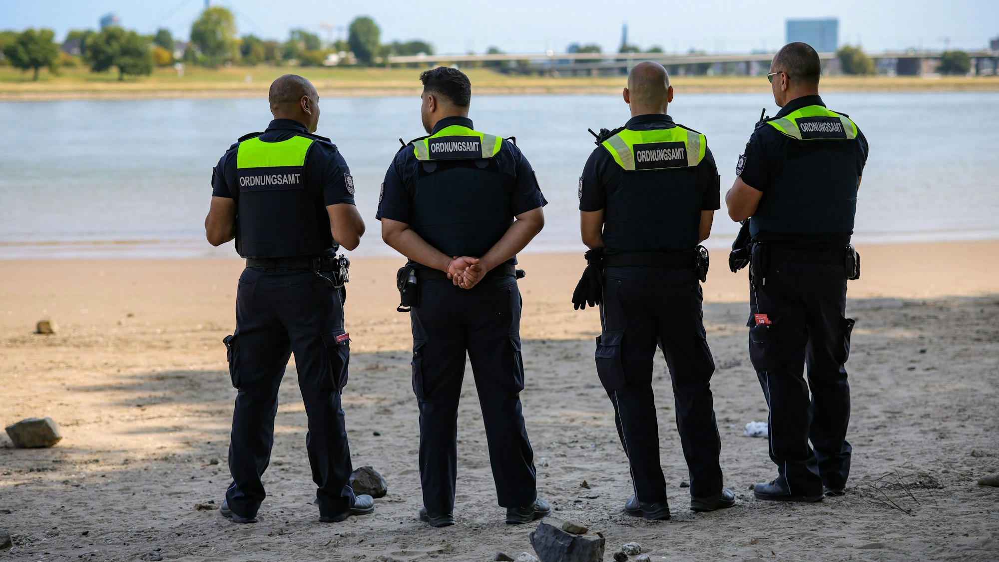 In Düsseldorf gilt ein Badeverbot für den Rhein bereits und wird von Mitarbeitern des Ordnungsamtes überwacht.