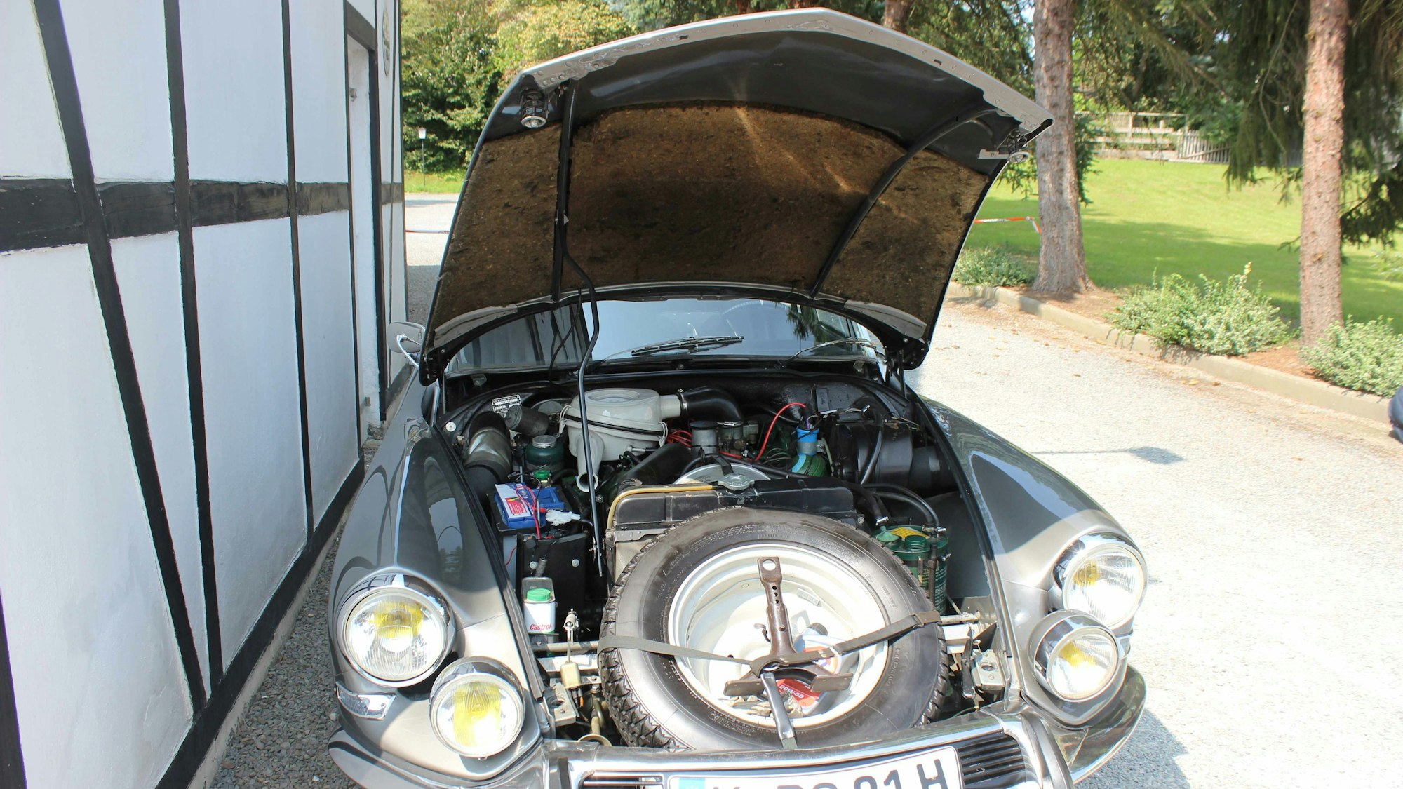 Unter der großen Motorhaube findet sogar das Ersatzrad Platz.