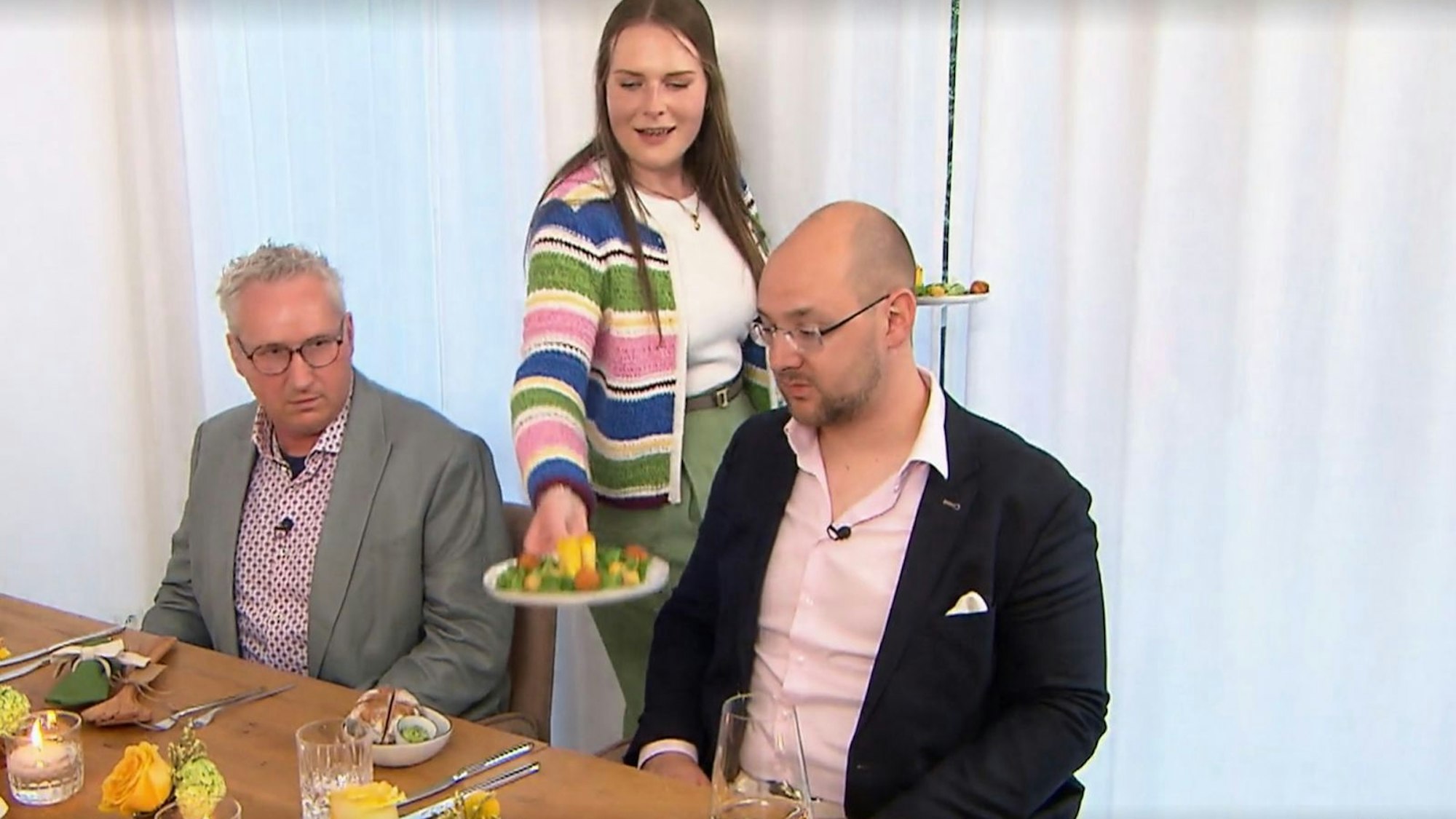 Axel (links) und Steffen sind „entsetzt“ von Caros Anrichte-Talent. (Bild: RTL)