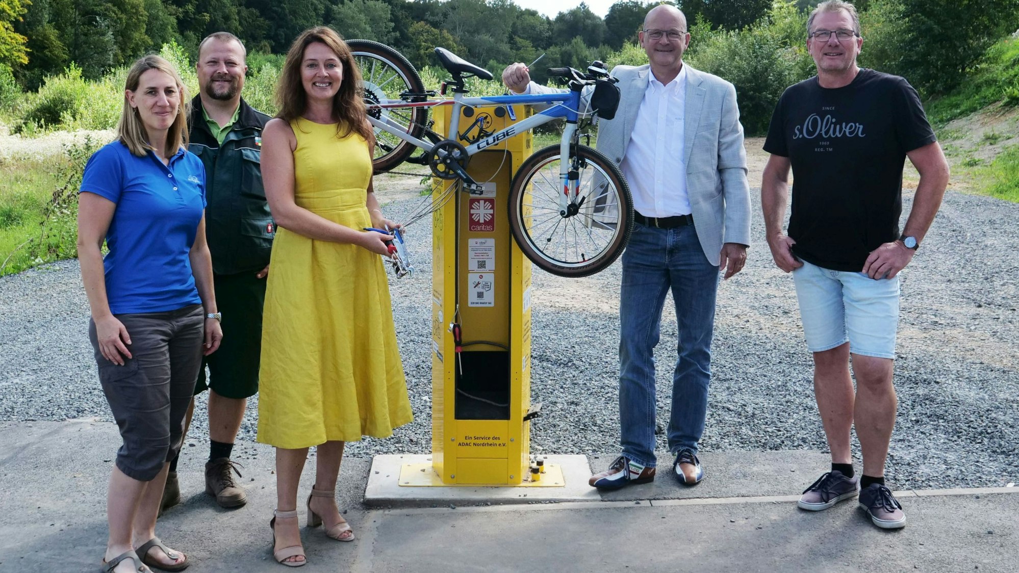 Der ADAC Nordrhein hat in Waldbröl am Skate- und Bikepark eine Service-Station für Fahrräder errichtet. Das freut (von links): Mareike Rottmann (Tourismusverband „Das Bergische“), Andreas Kurze (Zweckverband Naturpark), Bürgermeisterin Larissa Weber, Thomas Velling (Vorstand ADAC Nordrhein) und Mario Klein (Fachbereich Bauen der Stadt Waldbröl).