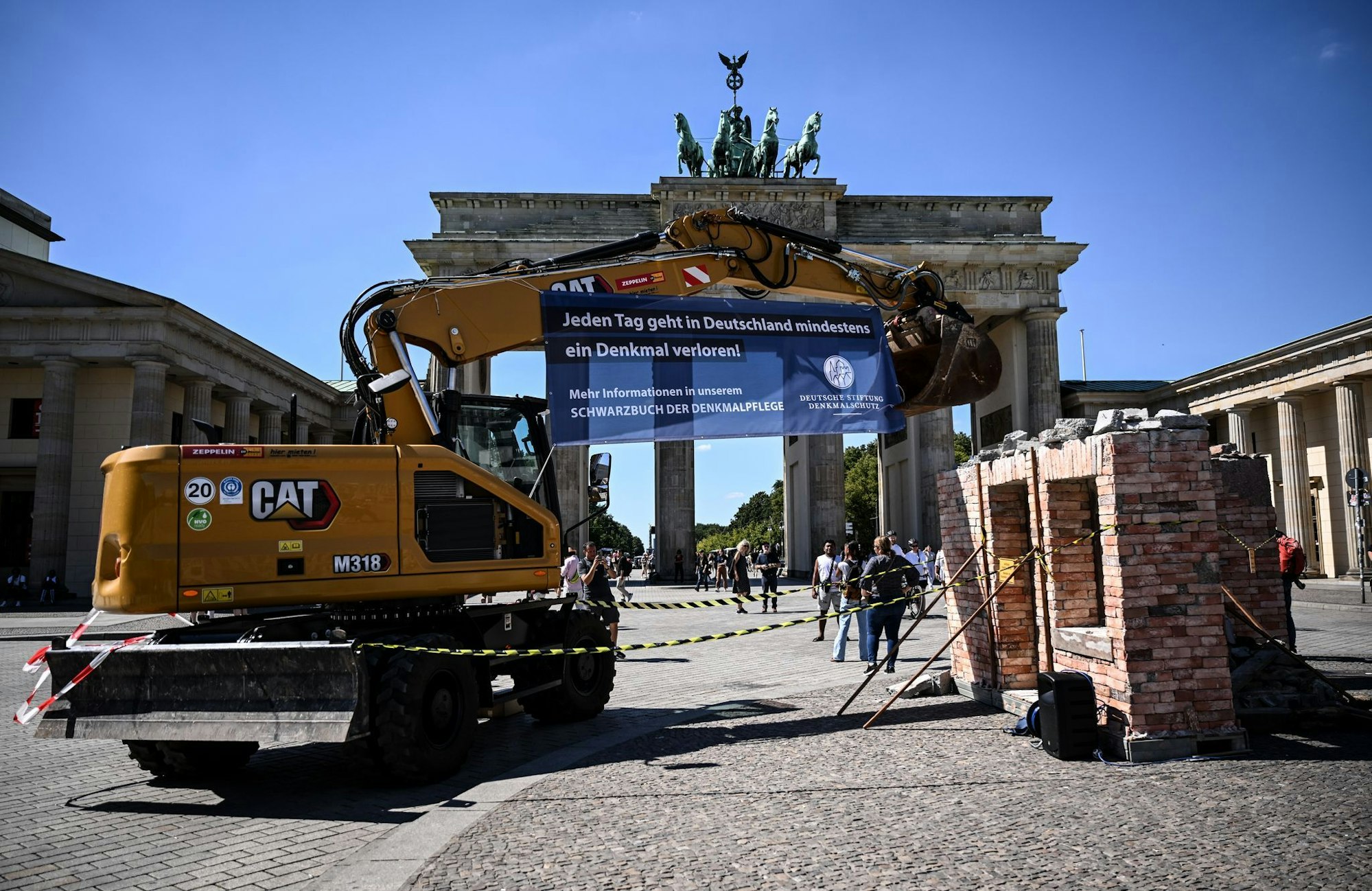 Die Deutsche Stiftung Denkmalschutz wies auch mit einer Aktion am Brandenburger Tor auf ihr «Schwarzbuch» hin.