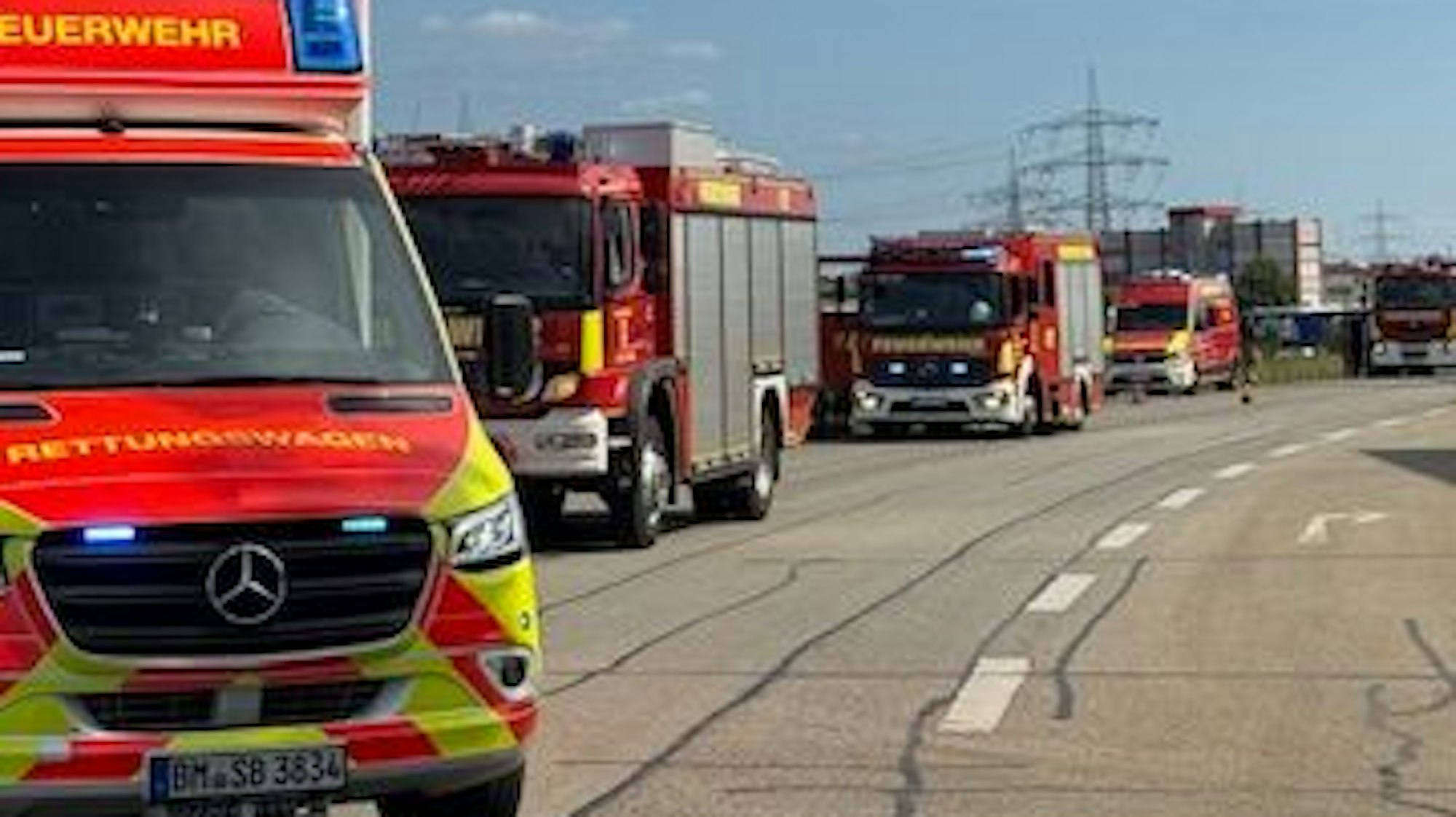Das Bild zeigt mehrere Einsatzfahrzeuge der Feuerwehr Brühl.