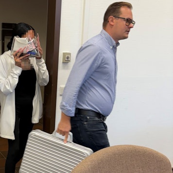 Die Angeklagte mit ihrem Verteidiger Philipp Muffert beim Prozessauftakt im Kölner Landgericht