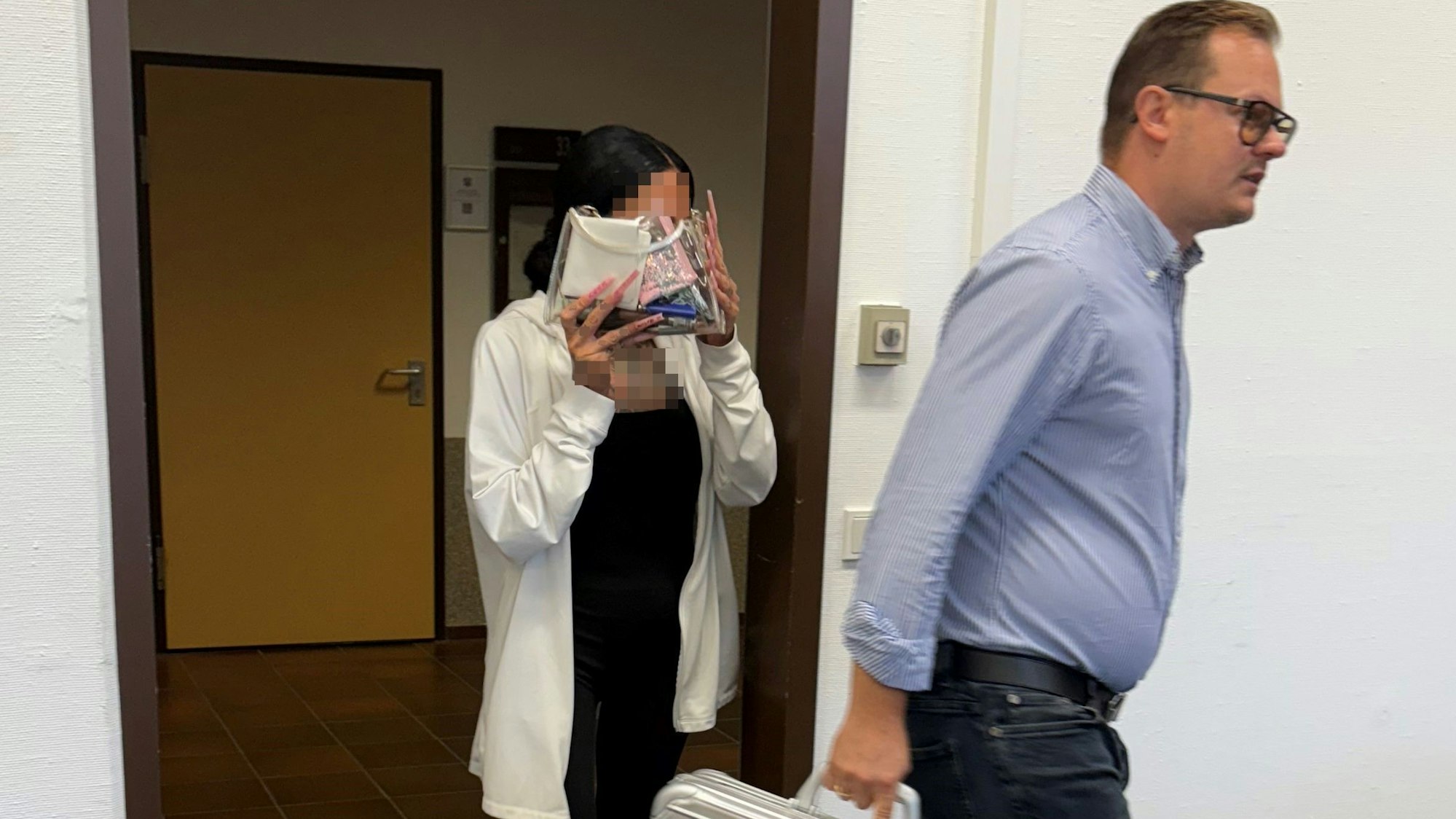 Die Angeklagte mit ihrem Verteidiger Philipp Muffert beim Prozessauftakt im Kölner Landgericht