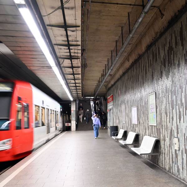 05.08.2025 Köln. Zahlreiche Haltestellen der KVB Kölner Verkehrsbetriebe sind mit Kacheln ausgestattet. Insbesondere in der U-Bahn sind viele U-Bahnhöfe gekachelt. U-Bahnhof Florastraße. Foto: Alexander Schwaiger