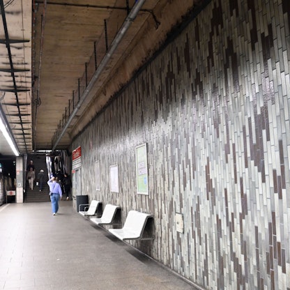 05.08.2025 Köln. Zahlreiche Haltestellen der KVB Kölner Verkehrsbetriebe sind mit Kacheln ausgestattet. Insbesondere in der U-Bahn sind viele U-Bahnhöfe gekachelt. U-Bahnhof Florastraße. Foto: Alexander Schwaiger