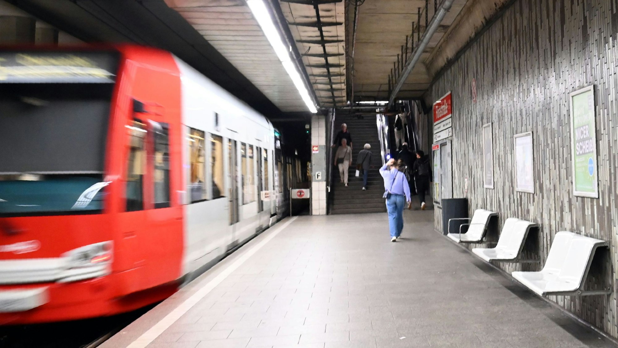 05.08.2025 Köln. Zahlreiche Haltestellen der KVB Kölner Verkehrsbetriebe sind mit Kacheln ausgestattet. Insbesondere in der U-Bahn sind viele U-Bahnhöfe gekachelt. U-Bahnhof Florastraße. Foto: Alexander Schwaiger