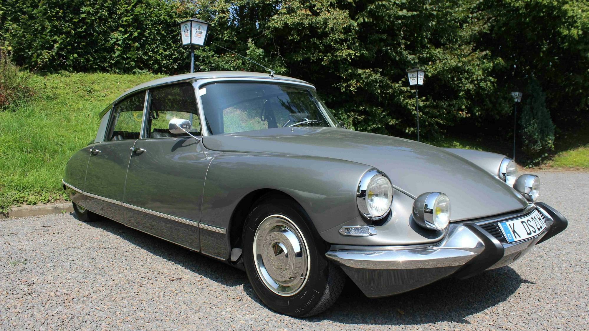 Als Göttin wurde der Citroën DS verehrt, als er vor 70 Jahren vom Himmel schwebte. Design und Technik waren revolutionär.
