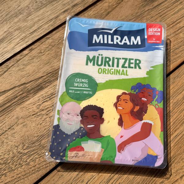 Eine Käseverpackung mit der Aufschrift „Milram – Müritzer Original“. Darauf sind künstlerisch umgesetzt Menschen mit unterschiedlichem Aussehen zu erkennen.