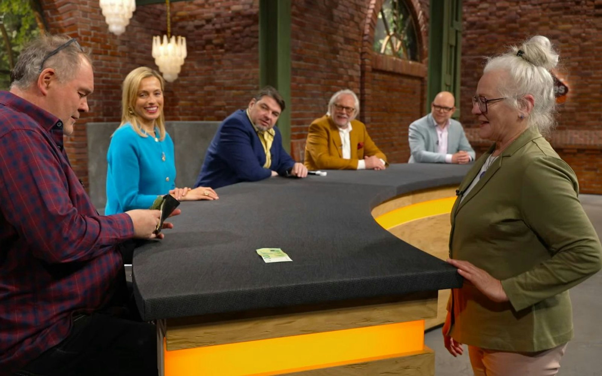 Die Verkäuferinnen waren bereits zufrieden, überbieten wollte ihn keiner mehr - da tat „Bares für Rares“-Händler Walter Lehnertz es einfach selbst ... (Bild: ZDF)